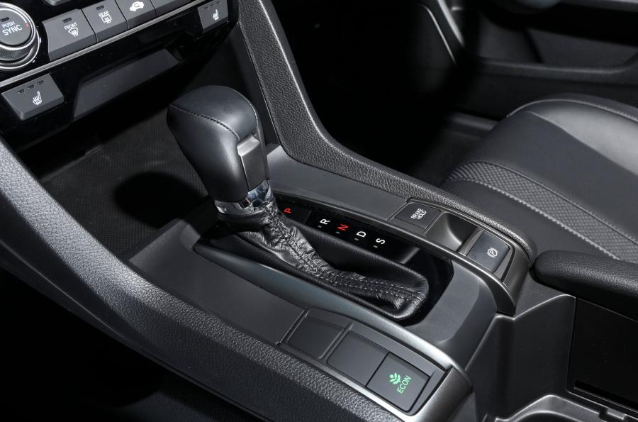Детали интерьера Honda Civic VTi-LX Hatchback (FK) 2020 года  (AU) (фото 24 из 36)